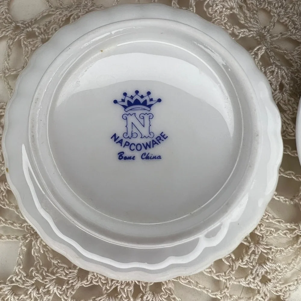 Vintage‎ Napcoware fine China trinket box flower top